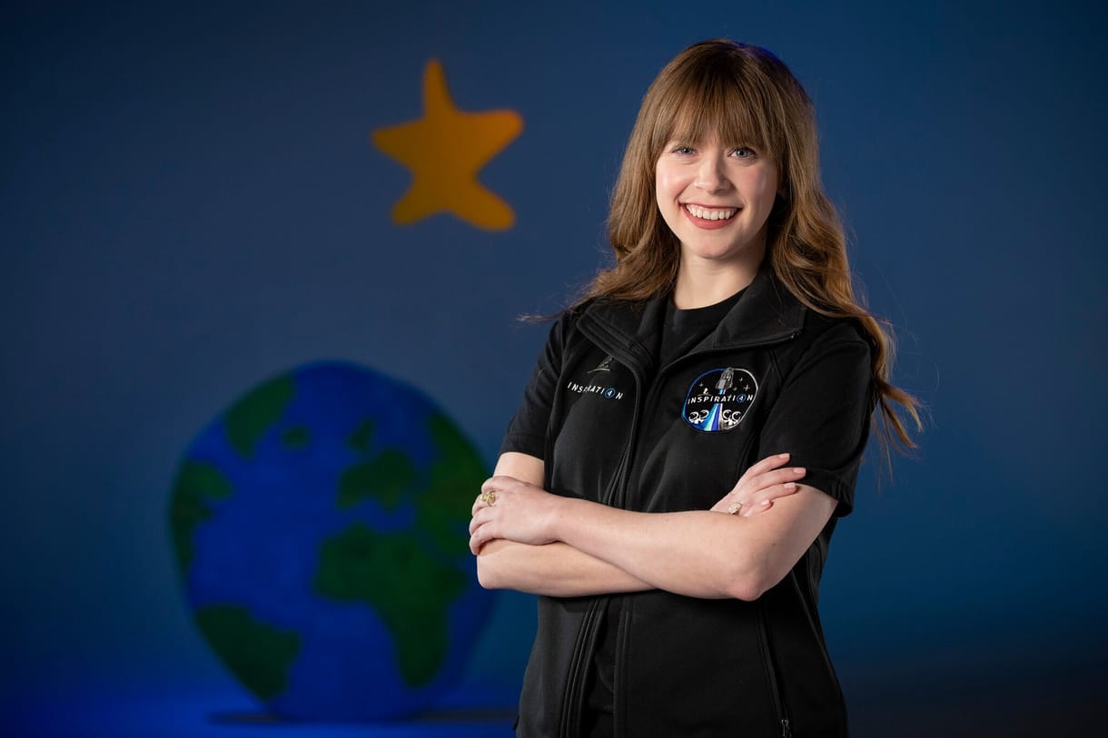 Egy csontrákot legyőző, 29 éves orvosasszisztens lesz a SpaceX civil űrmissziójának egyik tagja