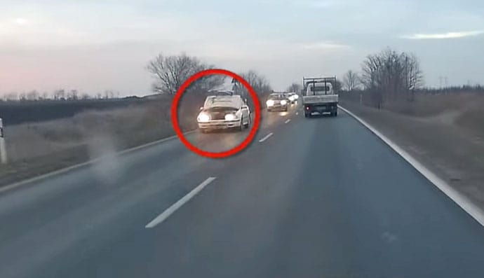 Videó: Menet közben csapódott fel egy autó motorházteteje a 4-es úton