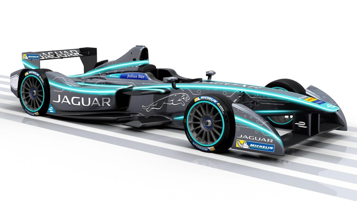 11 év után újra versenyautót készített a Jaguar, de milyet!