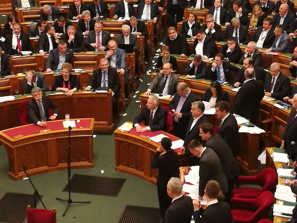 Behunyt szemmel tűri Orbán, hogy az arcába sípolnak - itt az eddigi legjobb fotó a Parlamentből