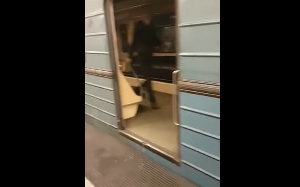 Ön már látott füstös metrót? Itt egy videó a tegnapi leállásról