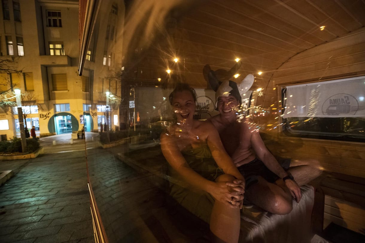 Mozgó szauna köröz Budapest utcáin