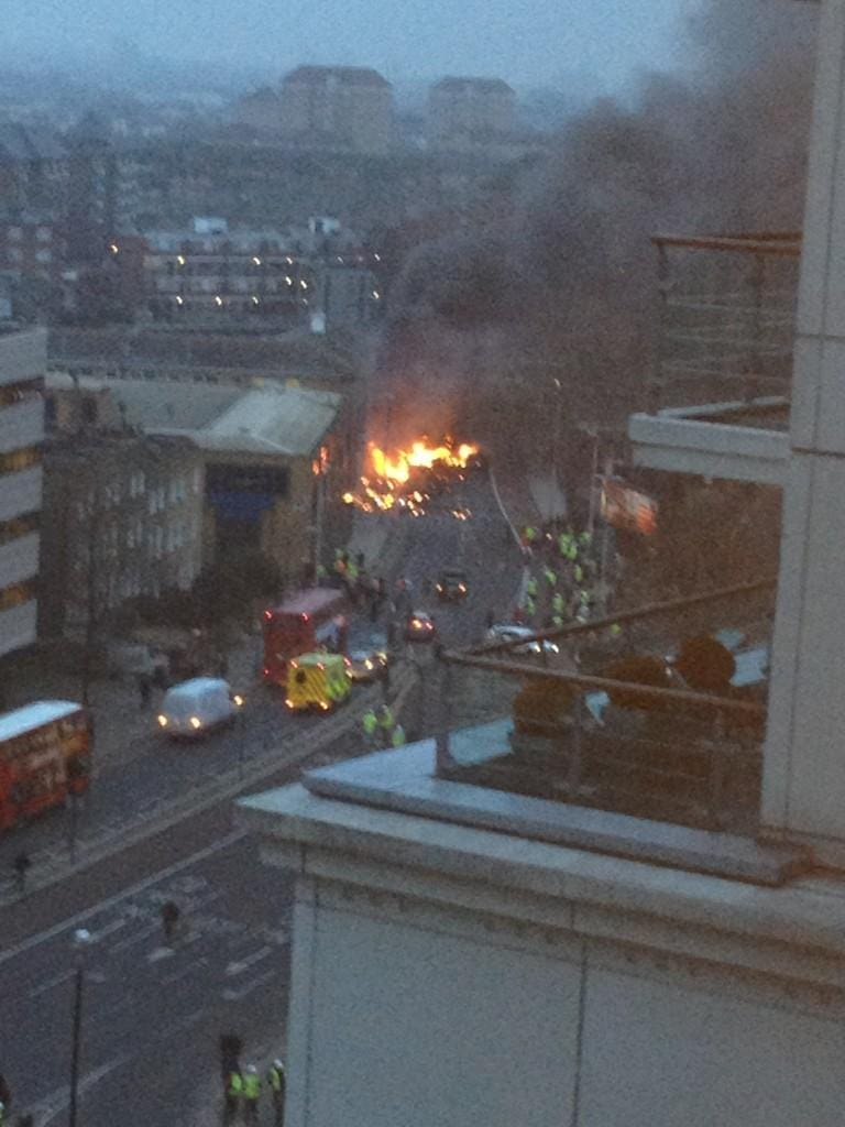 Videó: a pilóta és egy járókelő halt meg a londoni helikopterbalesetben