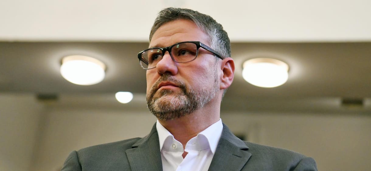 Milliárdok vándorolnak Simonka György hátországában