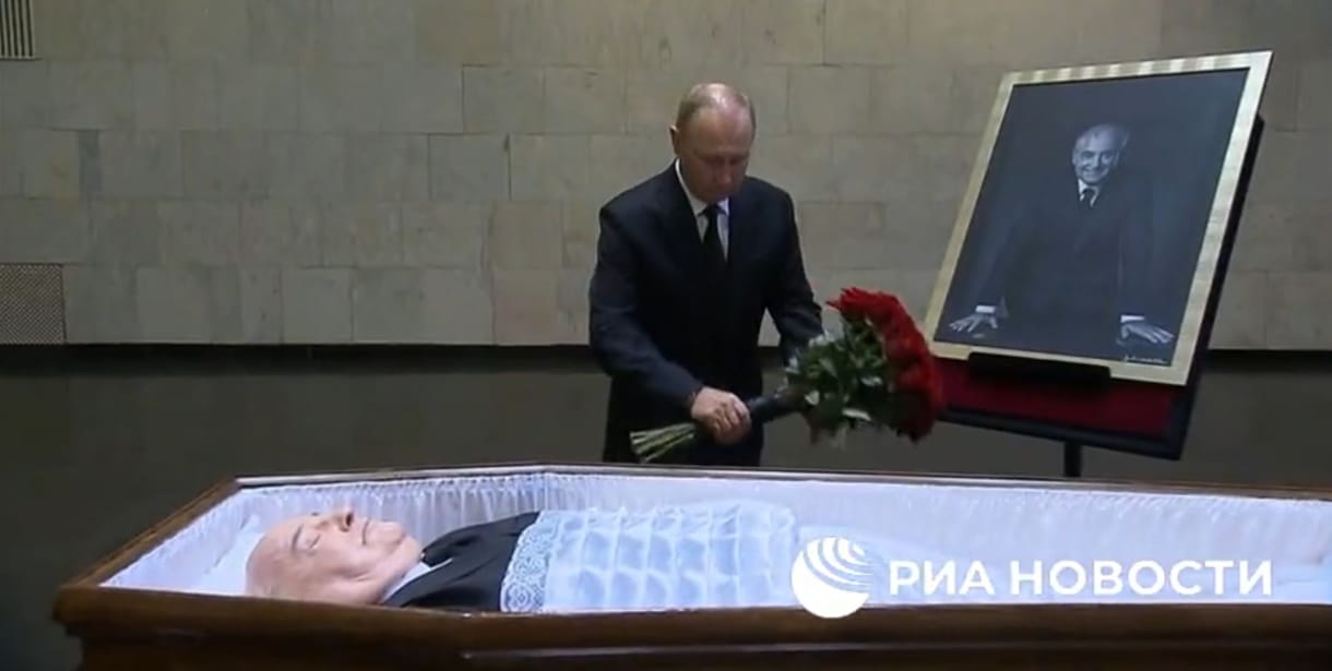 Videón, ahogy Putyin virágot visz Gorbacsov koporsójához