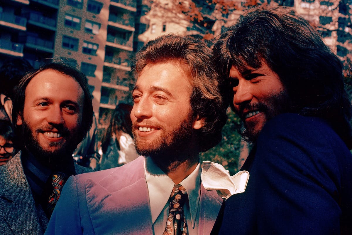 Lovaggá ütötték Barry Gibbet, a Bee Gees volt énekesét