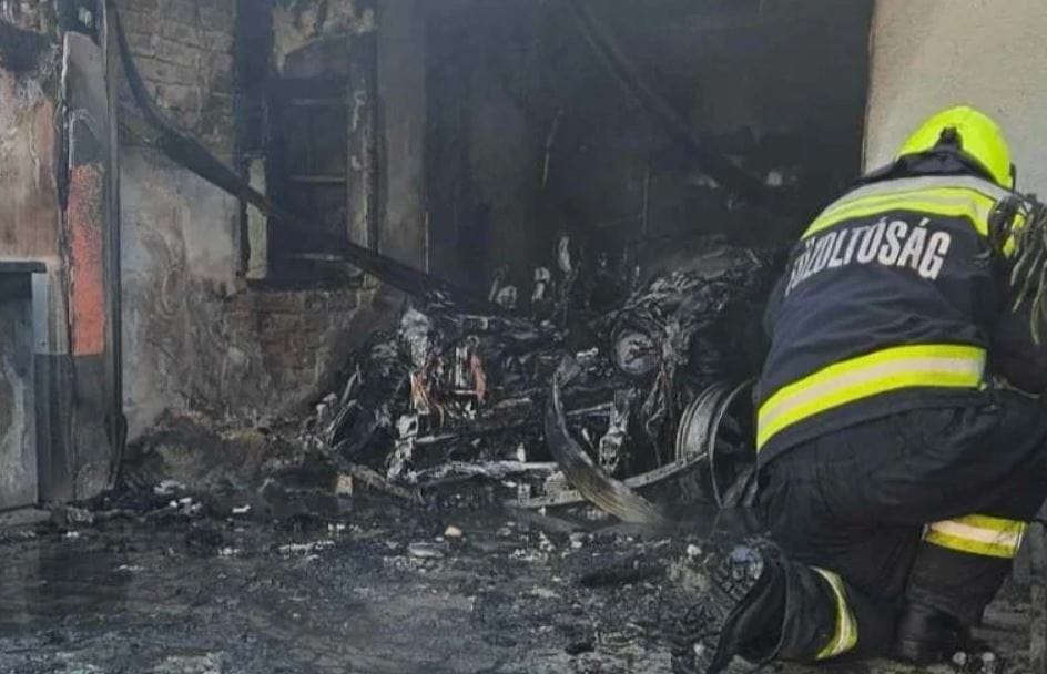 A garázzsal együtt égett ki egy villanyautó Szekszárdon