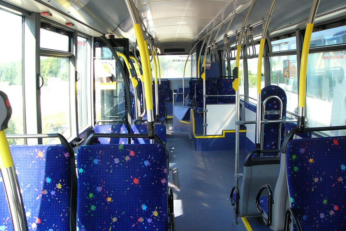 Nyisd ki az ajtót, vagy meggyilkollak! – buszon őrjöngött a bliccelő utas