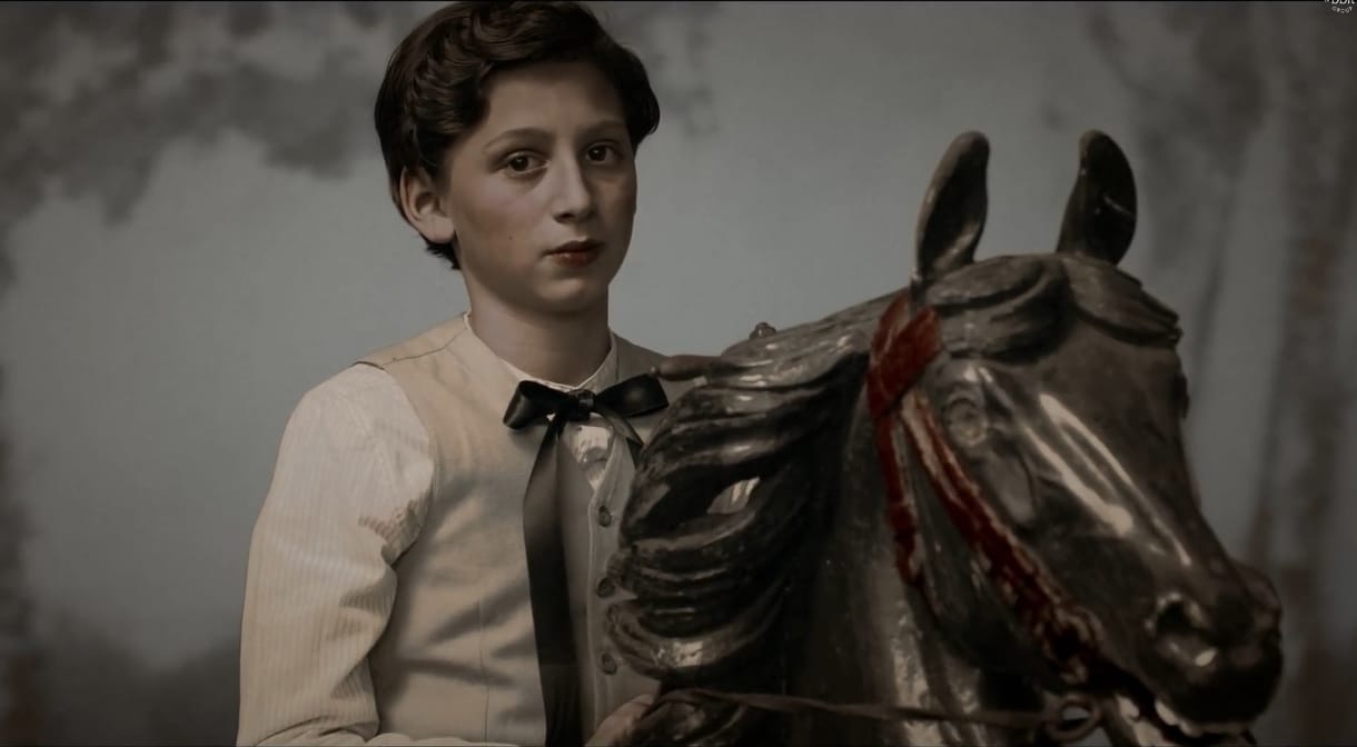 El lehet-e bábozni Radnótit? Különös filmen a költő életműve