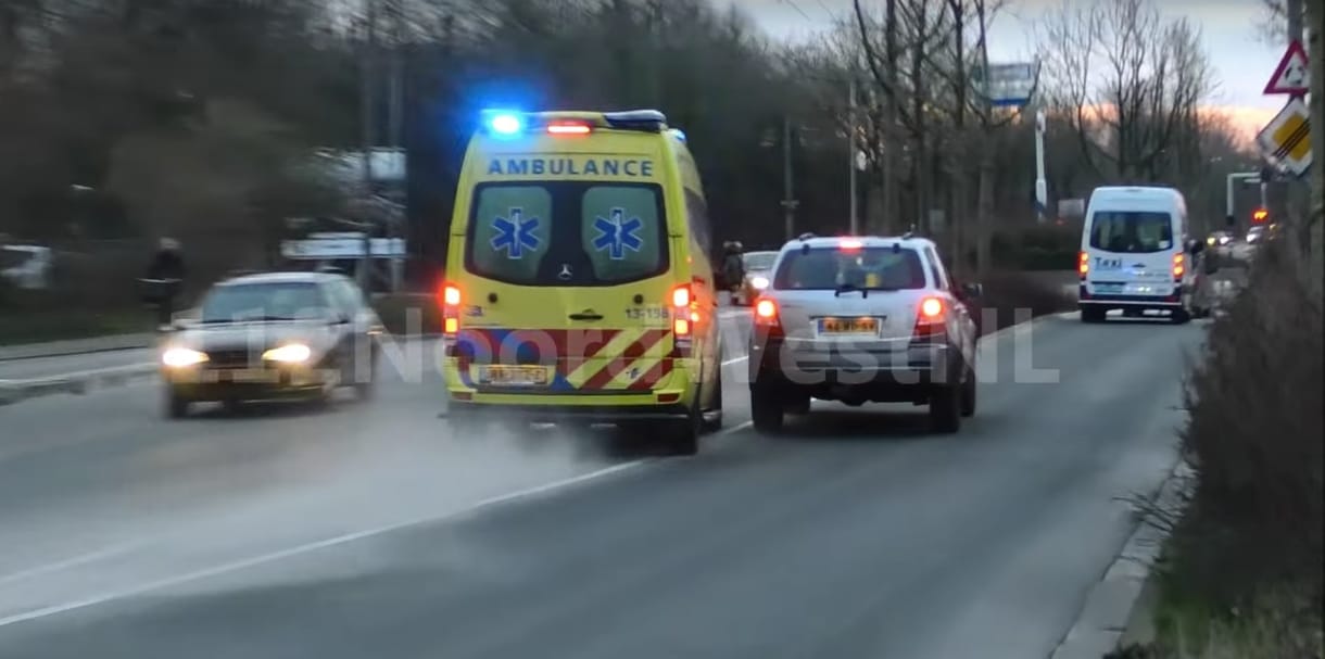 Szirénázó mentőautóra húzta rá a kormányt a Kia sofőrje – videó