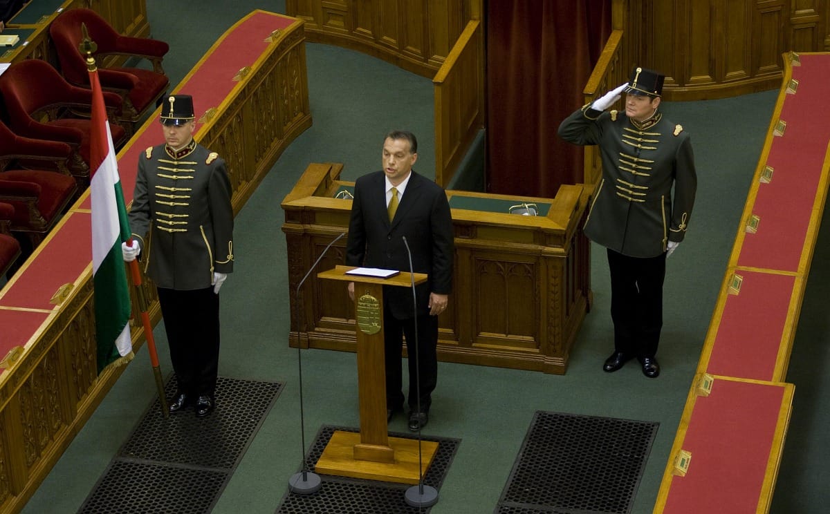 Orbán nem bujkálhat tovább az LMP szerint