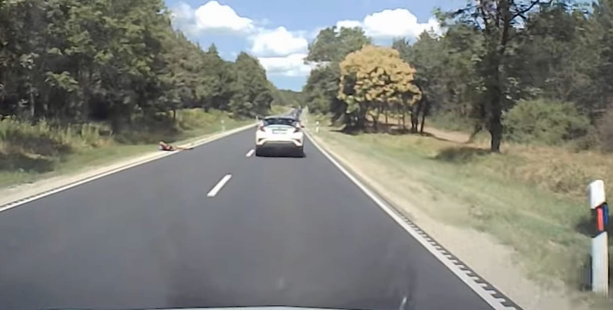 Ájultan feküdt egy ember a 82-es főút szélén, de sokáig nem állt meg senki segíteni – videó