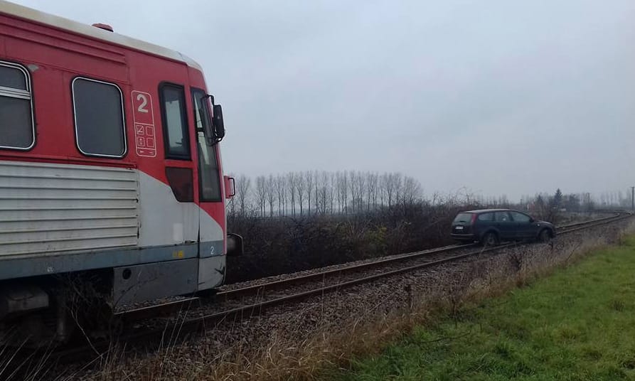 Autóval ütközött a személyvonat