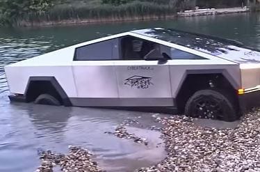 Térdig érő vízben sikerült elakadnia egy Tesla Cybertrucknak – videó