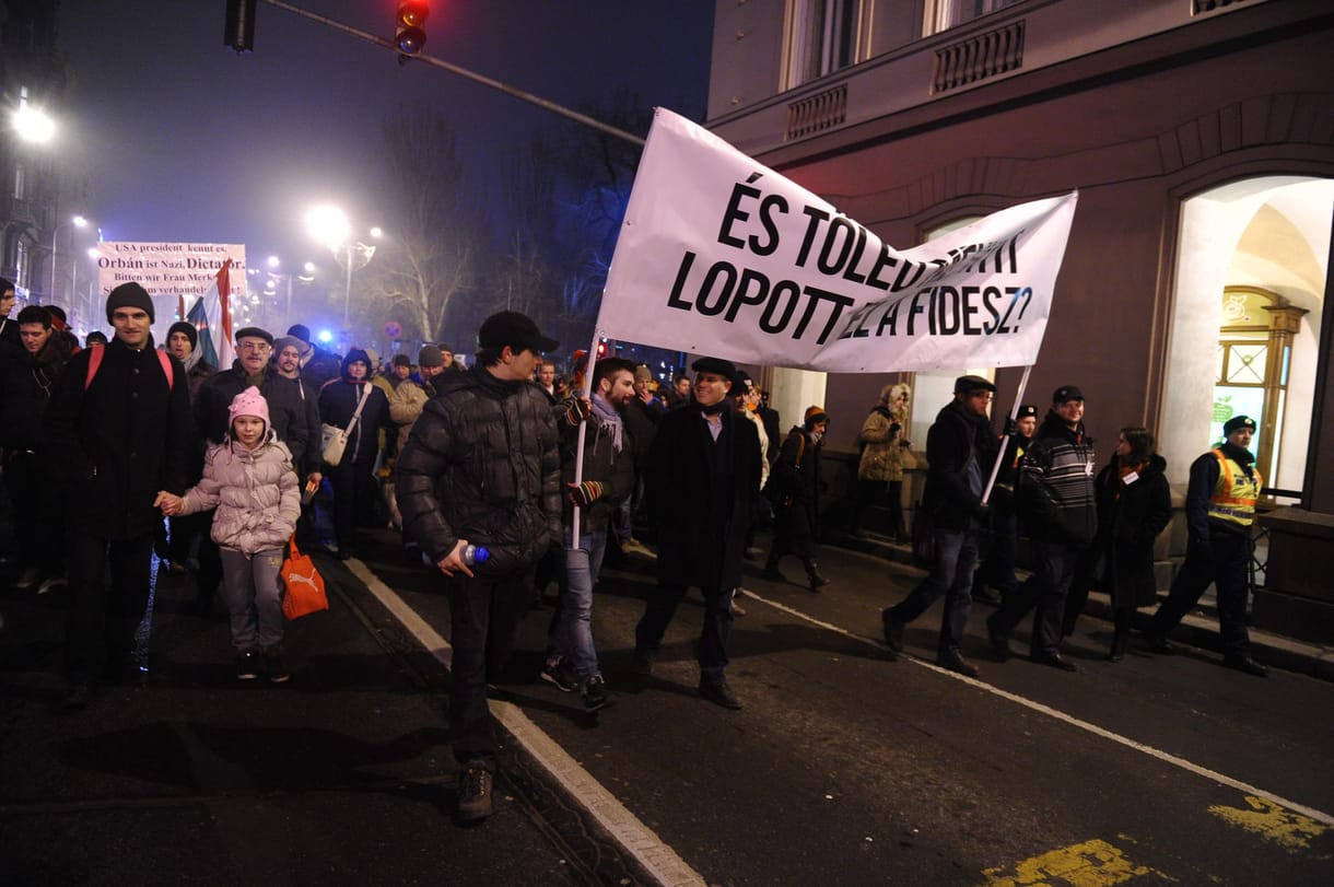 Antikorrupciós sétát tartott este az Együtt az V. kerületben - fotók