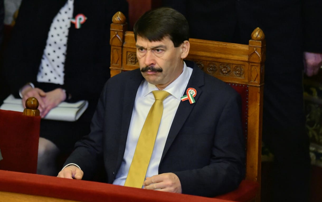 Áder János aláírta a Stop Sorost