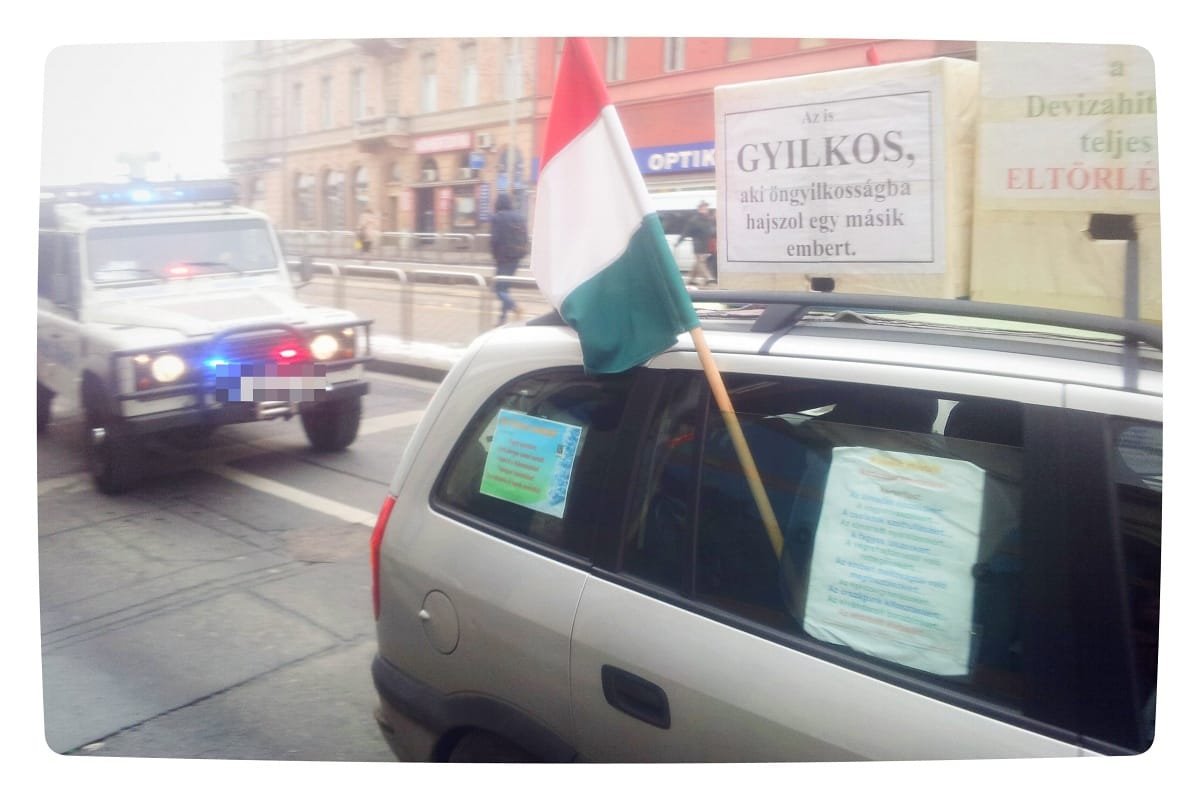 Fotó: autókkal demonstráltak a devizahitelesek
