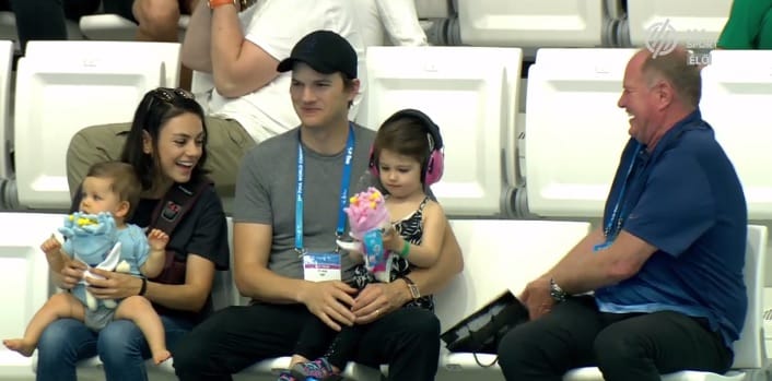 Fotó: Mila Kunis és Ashton Kutcher az egész családdal kilátogatott a Duna Arénába
