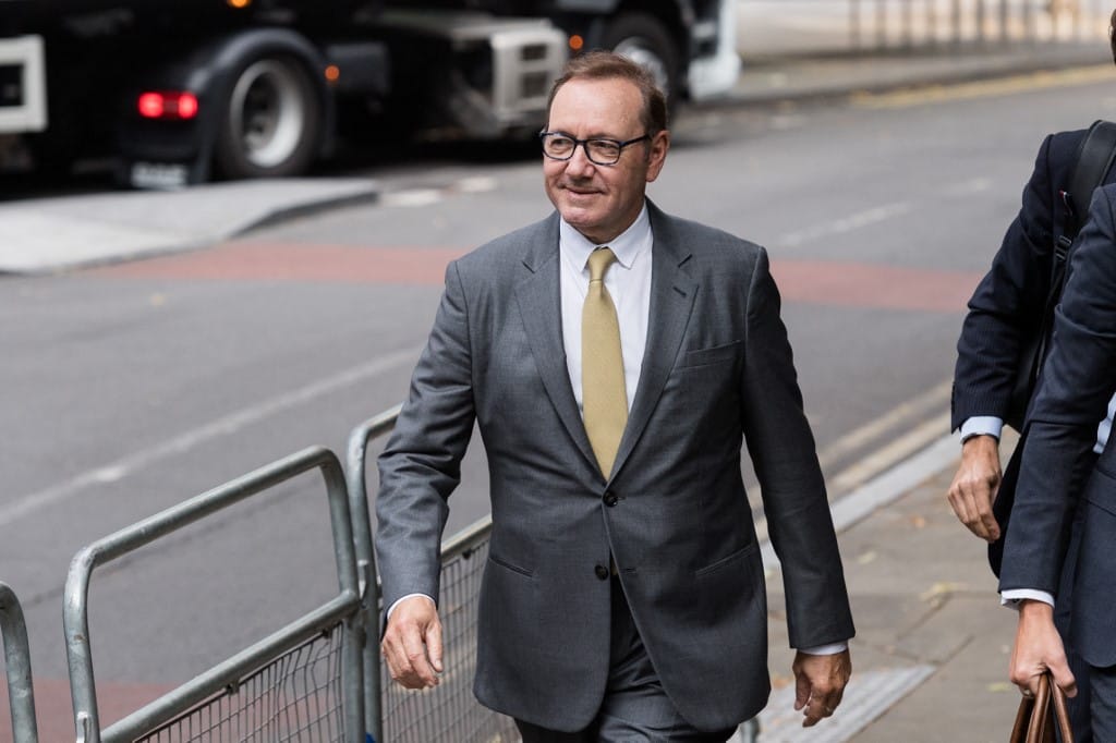 Kevin Spacey megjelent Cannes-ban, Elton Johnt idézett és díjat kapott