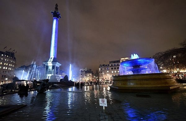 Fotó: Óriási fénykarddal ünnepli London a Star Wars-premiert