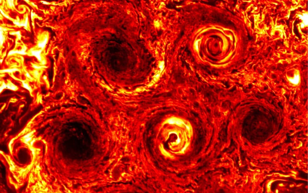 A Jupiter északi pólusán tombol egy nagy vihar, amit nyolc(!) kisebb vesz körül