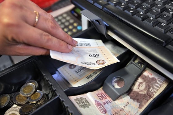 Még karácsony előtt megkapják a nyugdíjasok a kormány ajándékát