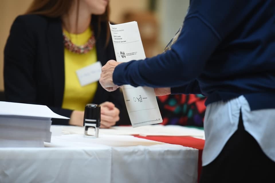 „Minősíthetetlen hangnem” az egyik debreceni szavazókörben