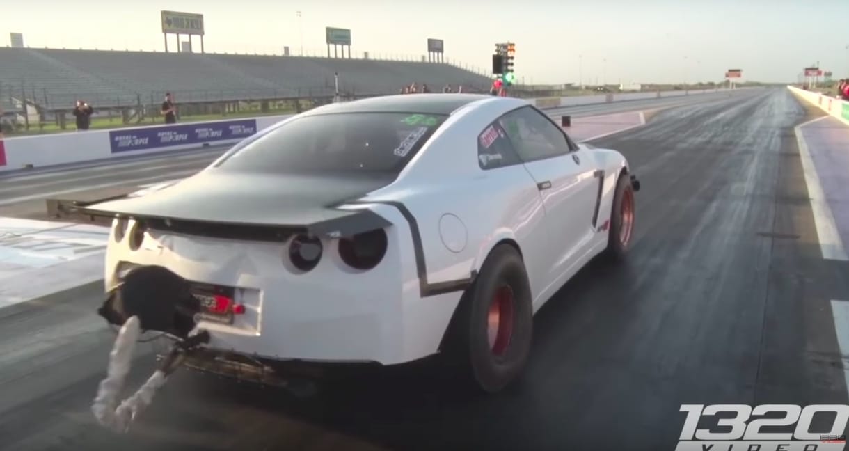Ez a 3000(!) lóerős Nissan pont úgy gyorsul, ahogy azt ön is sejti – videó