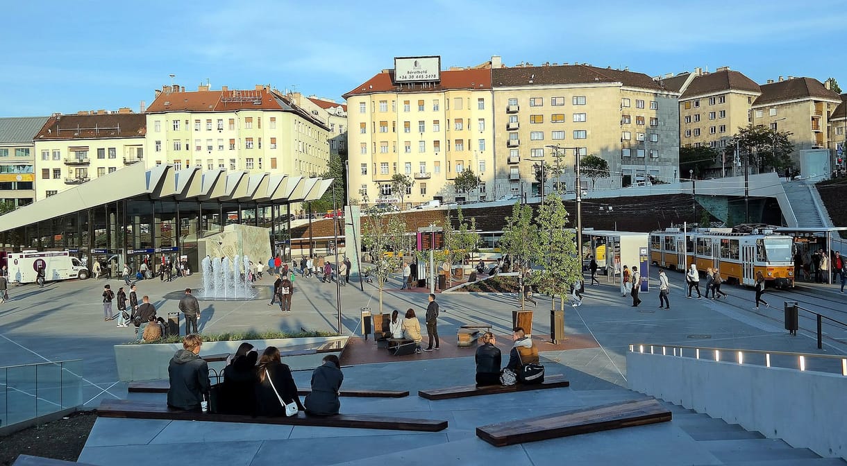Autókat, villanyoszlopokat tarolt le egy busz Budán