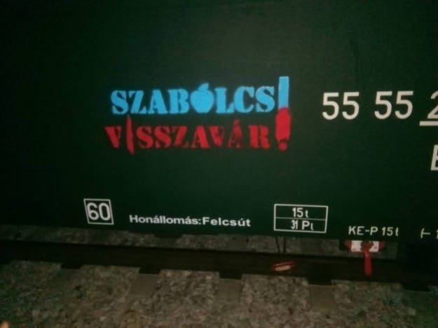 Csaknem egymilliót kell befizetniük a Kutyapárt aktivistáinak a felcsúti graffitik miatt