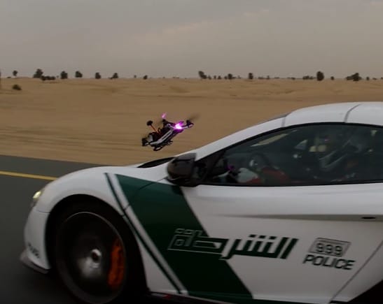 Ennek is eljött az ideje: drónnal versenyzett egy McLaren Dubaj utcáin – videó