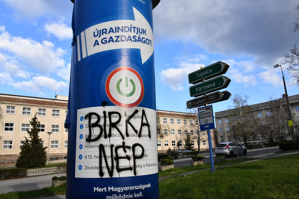 Több száz milliárdot vernek el Rogánék propagandára a ciklus végéig