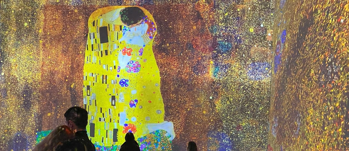 Arany dögivel – virtuális térben támadnak Klimt csókosai
