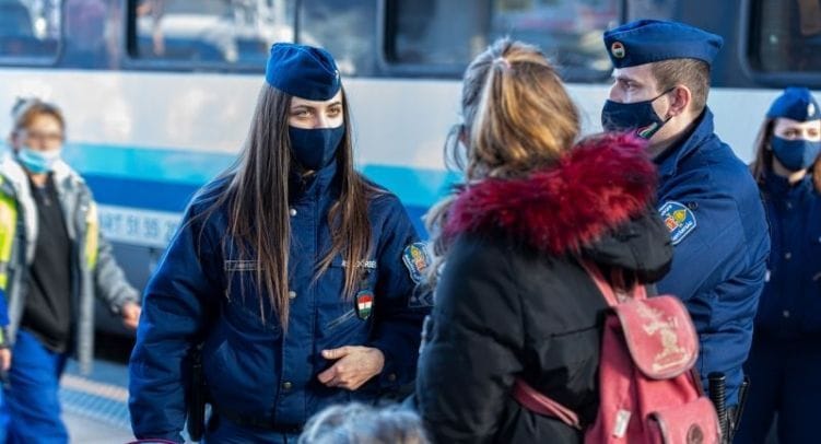 Rendőrség: csalók vegyülnek a menekültek közé, hogy adományt vegyenek fel
