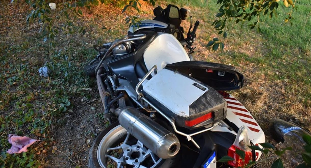 Menekülés közben egy motoros rendőrnek is nekicsapódott egy autós Baján