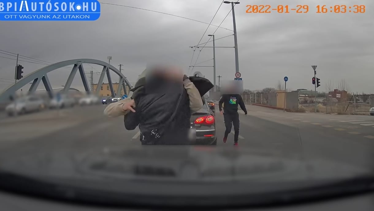 Durván összeverekedett két autós Budapesten – videó