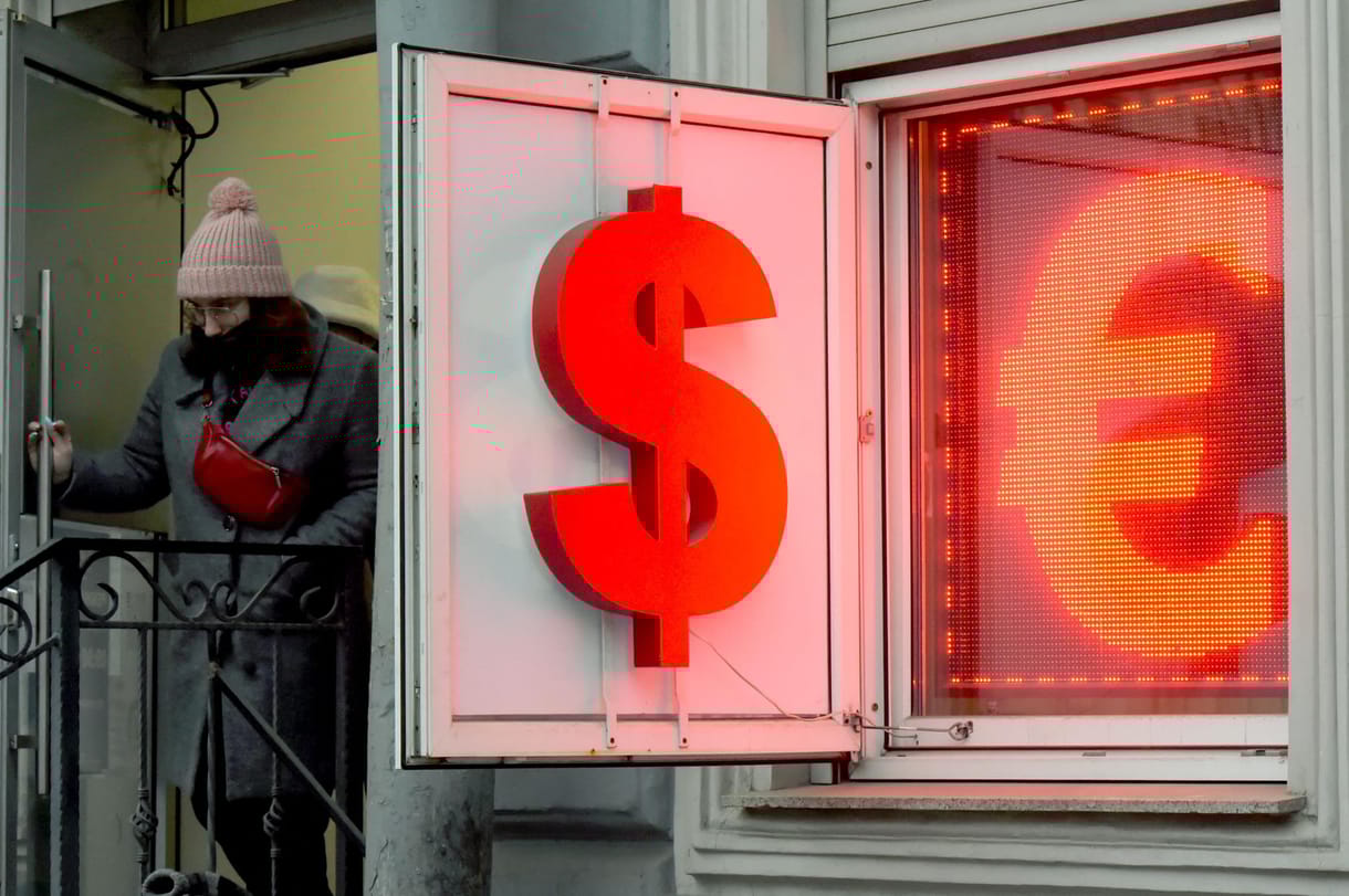 Azt hiszi, csak a forint botladozik? Az euró két évtizedes mélyponton van a dollárral szemben