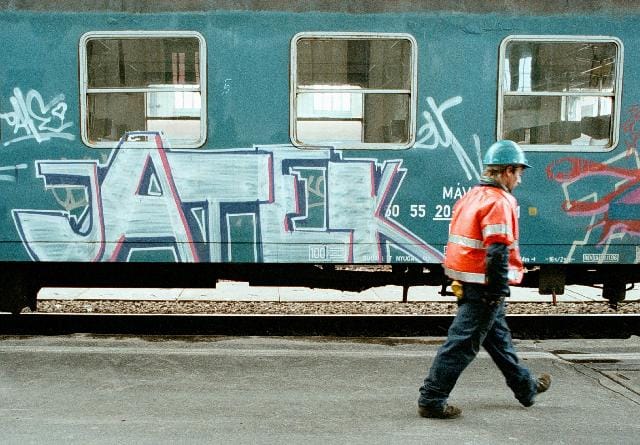 A MÁV 330 milliót költött a falfirkák eltűntetésére