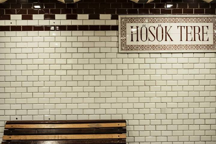 Alig várja a 4-es metrót az ausztrál fetisiszta – fotó