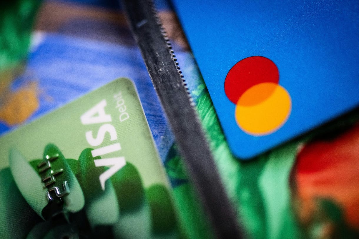 Mastercard vagy Visa? A felhasználóknak is kényelmetlenséget okozhat a bankok döntése