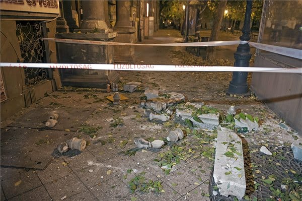 Életveszélyes zuhanást okozott a leszakadt erkélykorlát