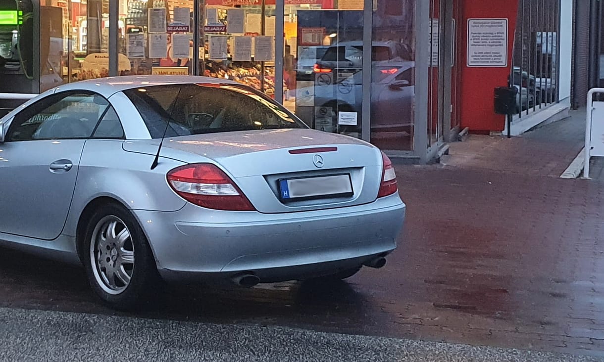 Nem nagyon lehetett volna ennél közelebb parkolni a solymári bolt elé – fotó