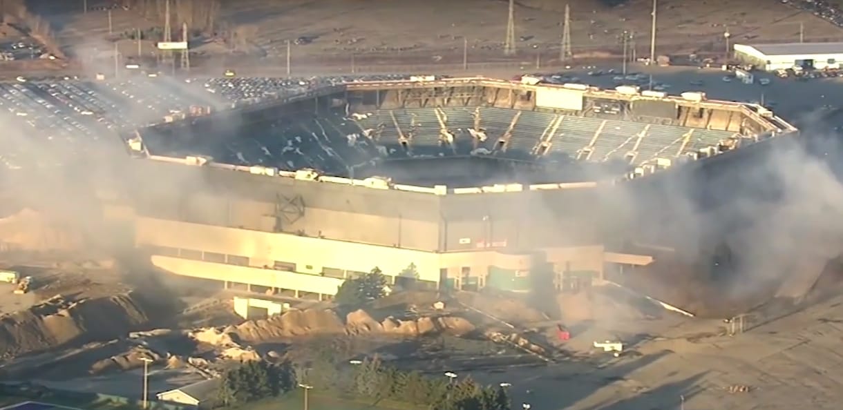 Felrobbantották, de még mindig áll ez a detroiti stadion – videó