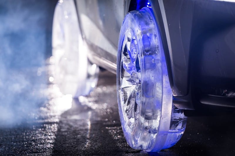 Ennek a Lexusnak a kereke tényleg csak télen jó, ugyanis jégből van