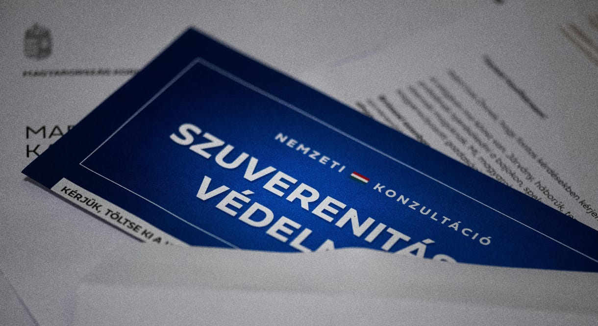 Polt inkább Péterfalvinak passzolta annak kivizsgálását, hogy jogszerű-e a Covid-oltáshoz megadott e-mail-címeken reklámozni a nemzeti konzultációt