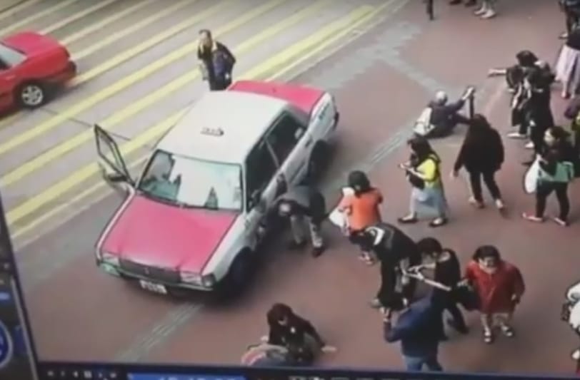 Ilyen az együtt érző taxis, aki elüt 9 embert, majd megnézi, nem tört-e meg az autó – videó