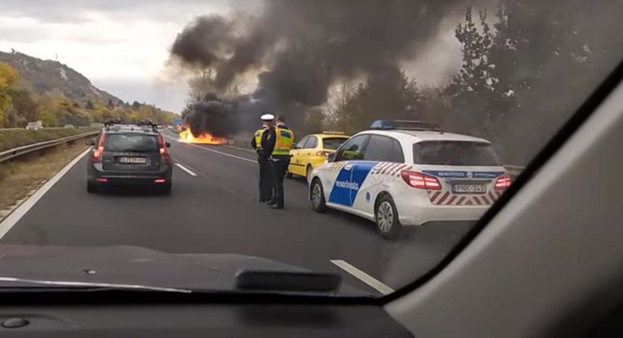 Hatalmas lángokkal égett egy autó az M1-esen - videó