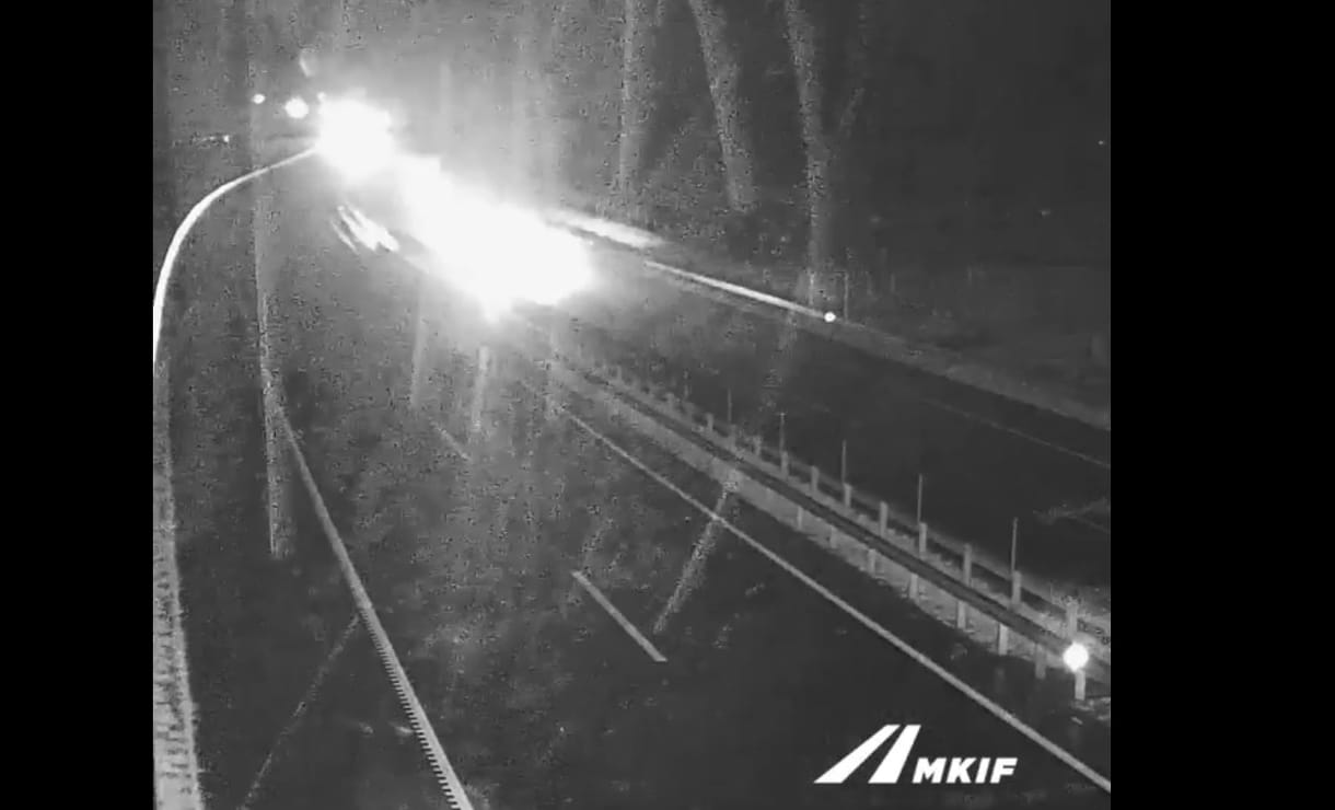 Videó: kamionnak rohant egy utasokkal teli busz az M30-ason