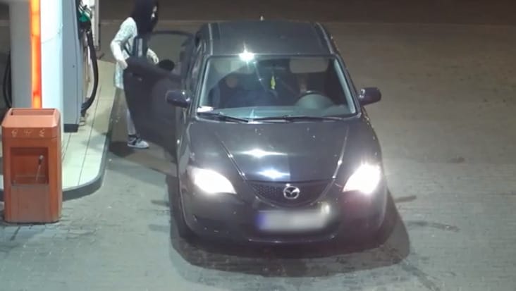 Lopott rendszámú autóba, fizetés nélkül tankolt egy nő – videó