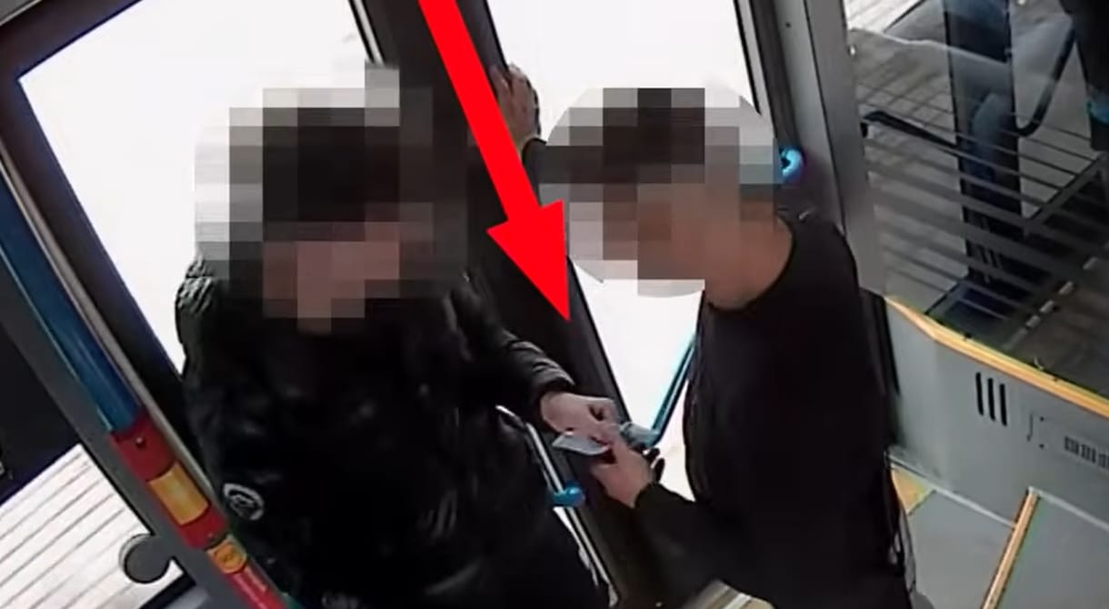 Fényes nappal rabolt ki egy kiskorú fiút három férfi egy budapesti buszon – videó